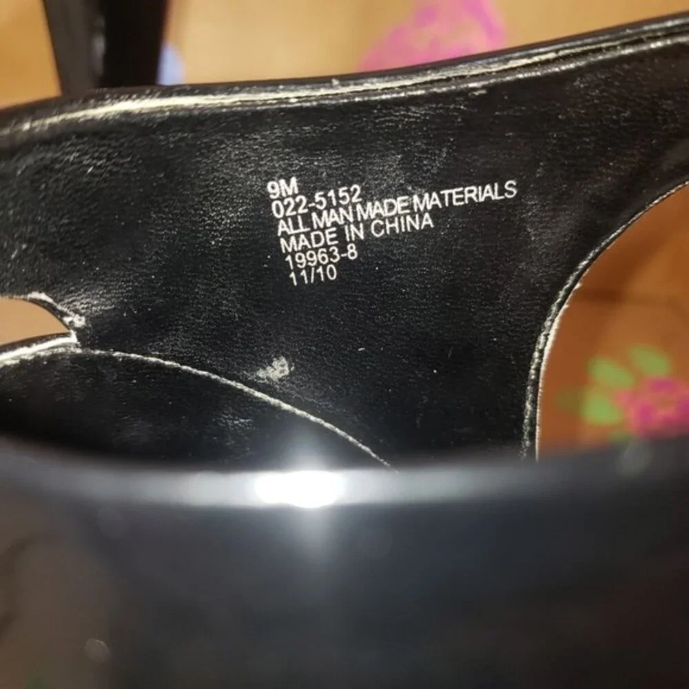 CITY STREETS SHINY BLACK PLATFORM SANDALS SIZE 9